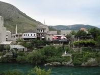 der grn/blaue Neretva teilt Mostar